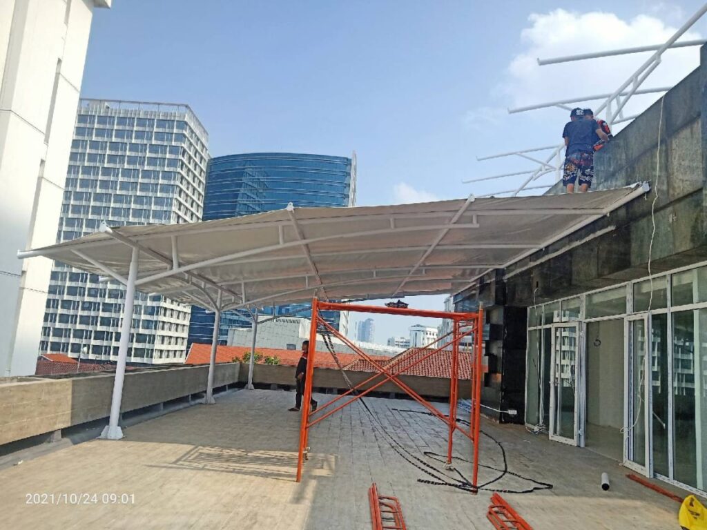 Kanopi membrane banyak digunakan di area luas seperti carport, area parkir, dan lapangan olahraga.