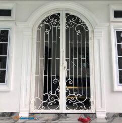 Tralis-pintu-klasik-warna-putih