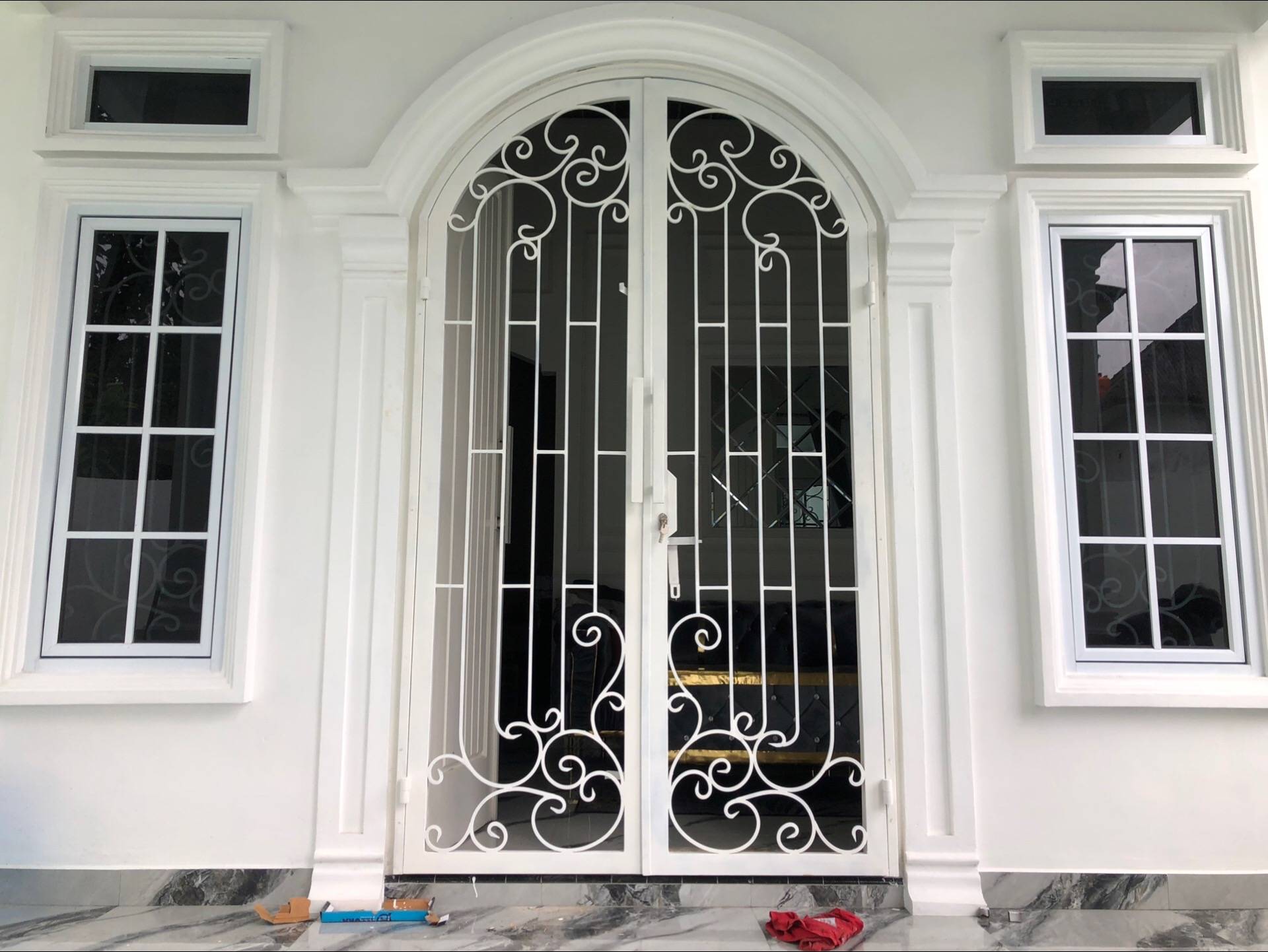 Tralis-pintu-klasik-warna-putih